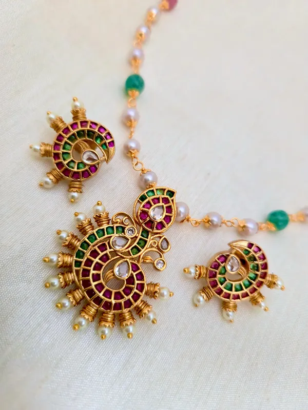 MAHAAN_KEMPU_GEMSTONE_PENDENT_SET