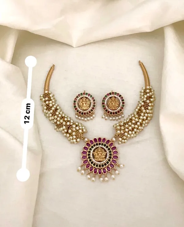 Kamala__Pearl_Hasli_Necklace_Set