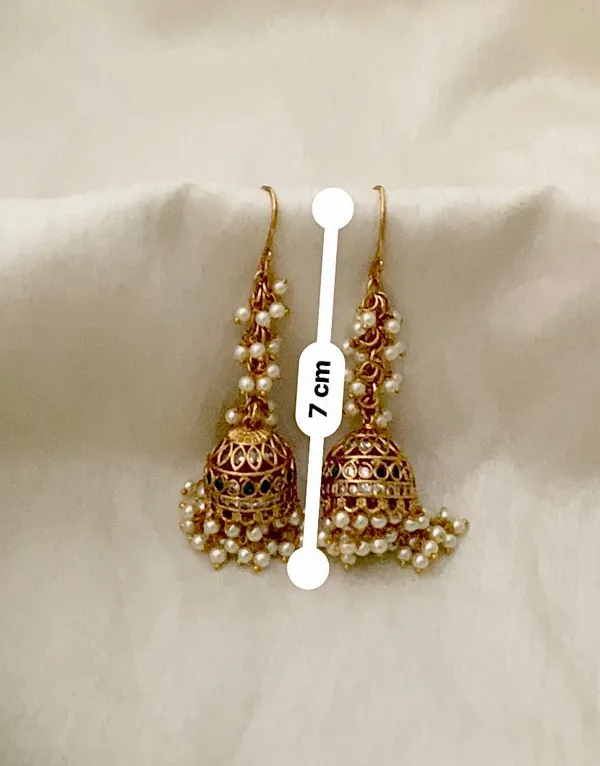 Pearl_&_Emerald_Cluster_Gold_Jhumka_Earrings