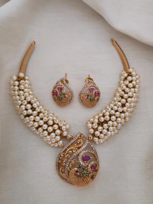 Sureka_Pearl_Hasli_Necklace_Set