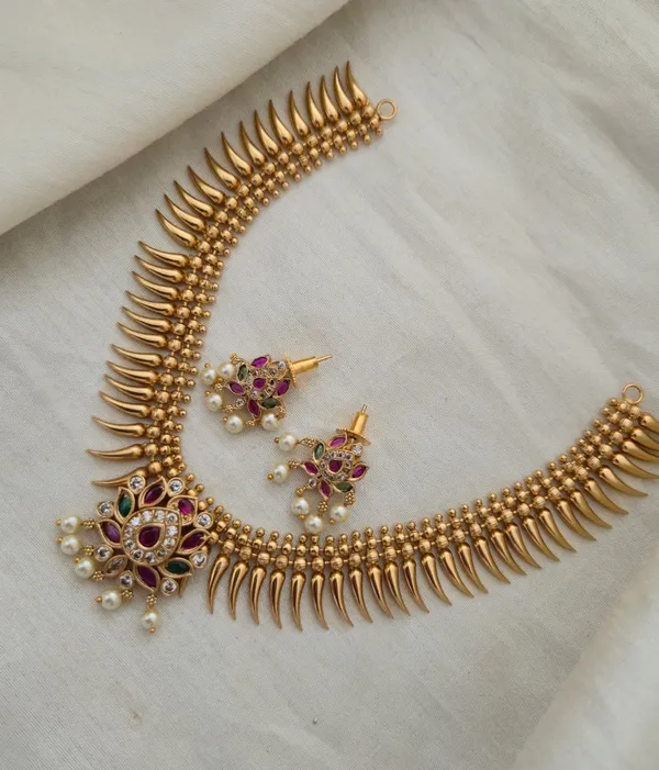 Mayuri_Delicate_Floral_Kemp_Necklace