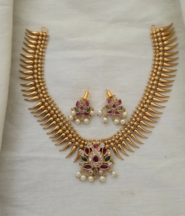 Mayuri_Delicate_Floral_Kemp_Necklace