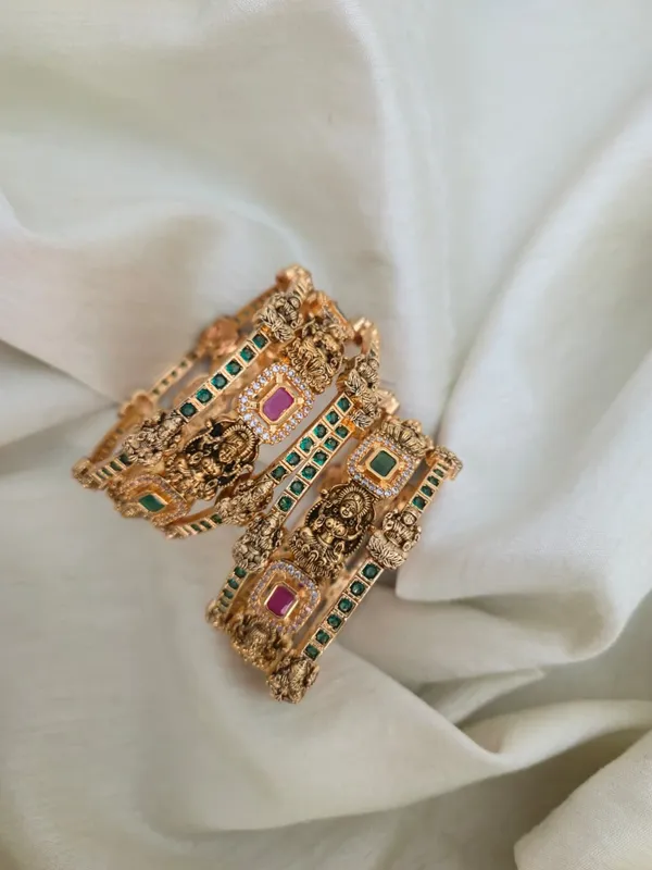 Sriyal_Temple_Bangles_Set