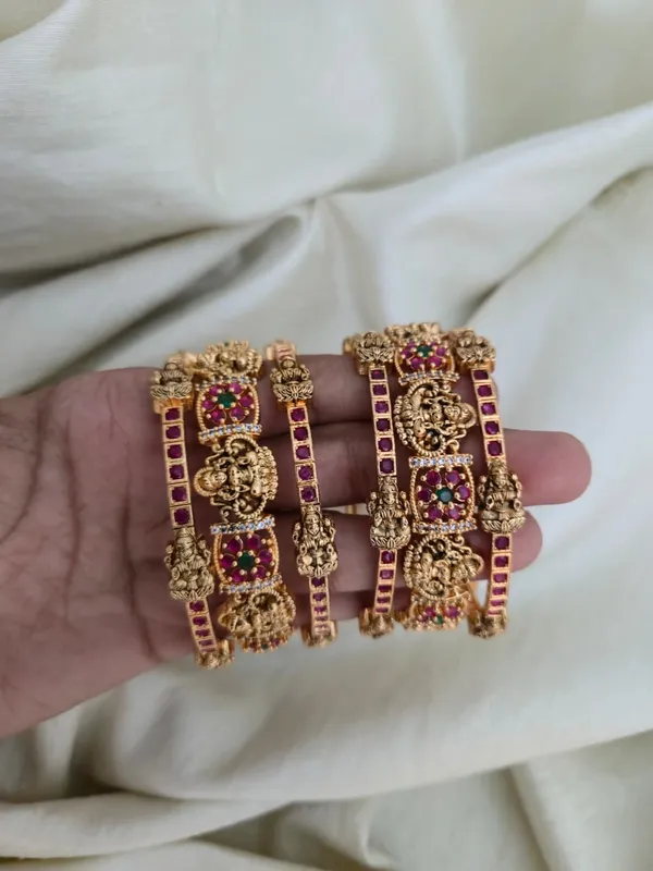 Kashmika_Lakshmi_Bangles_Set