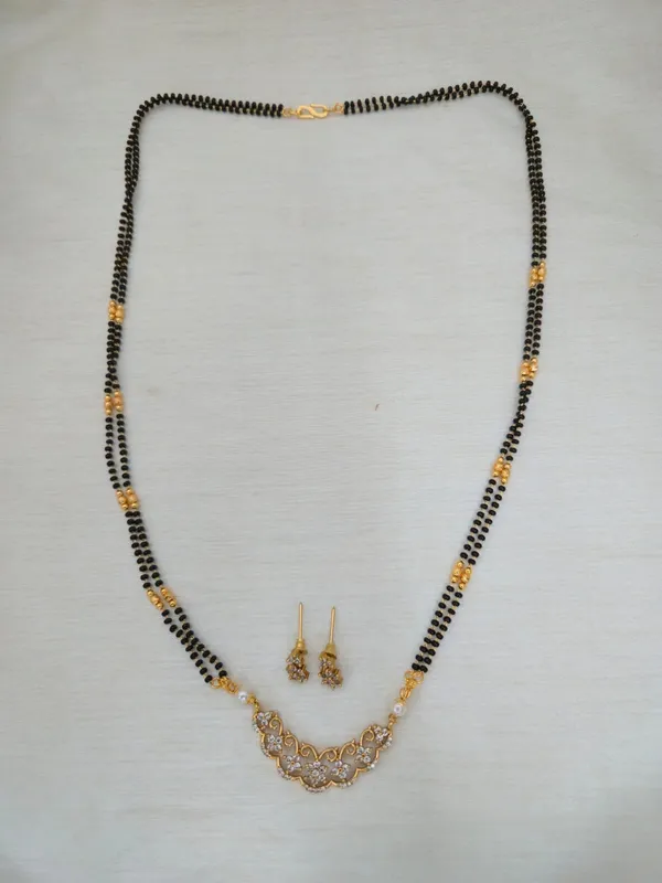 Eswari_Long_White_Black_Beads_Necklace_Set