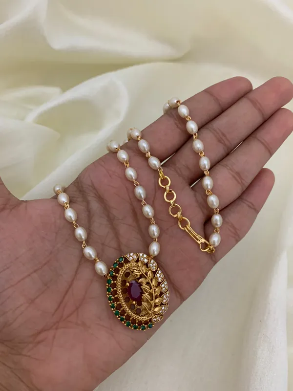 Leaf_design_Single_line_Pearl_Necklace