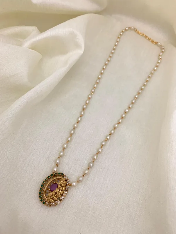 Leaf_design_Single_line_Pearl_Necklace