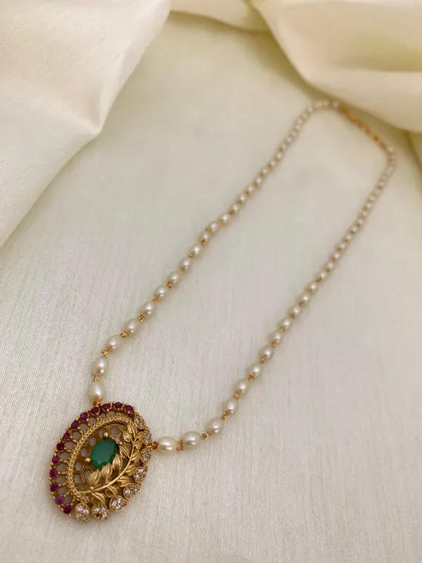 Leaf_design_Single_line_Pearl_Necklace