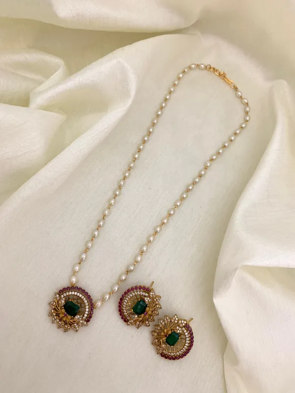 Trendy_Flower_Pendant_with_Pearl_Mala_set