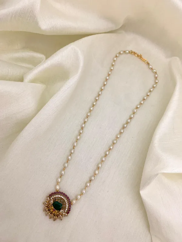 Latest_Flower_design_Single_line_Pearl_Necklace