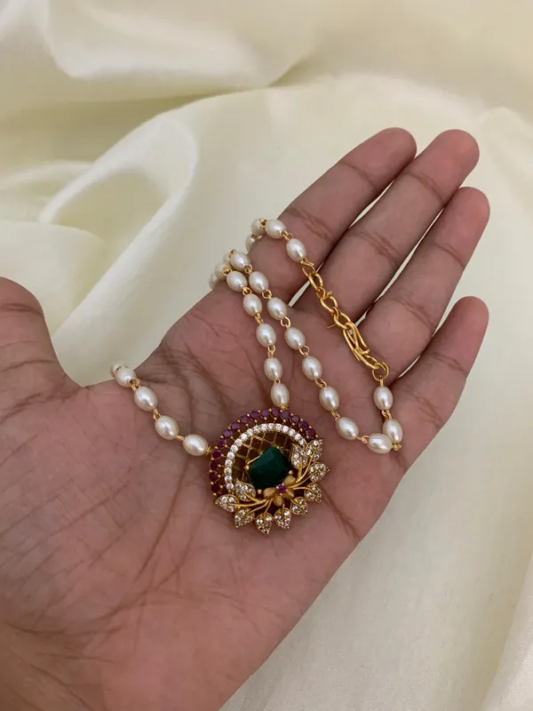 Latest_Flower_design_Single_line_Pearl_Necklace