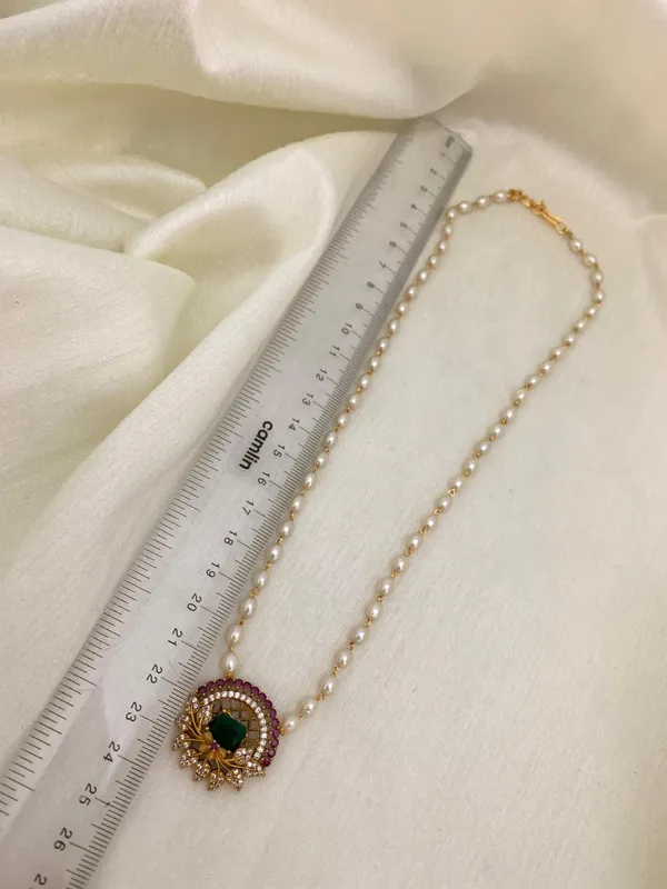 Latest_Flower_design_Single_line_Pearl_Necklace