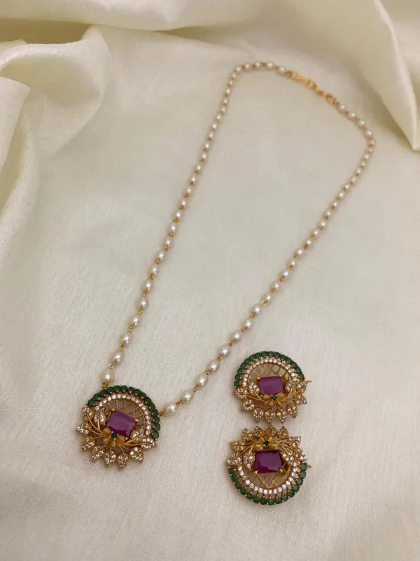 Trendy_Flower_Pendant_with_Pearl_Mala_set