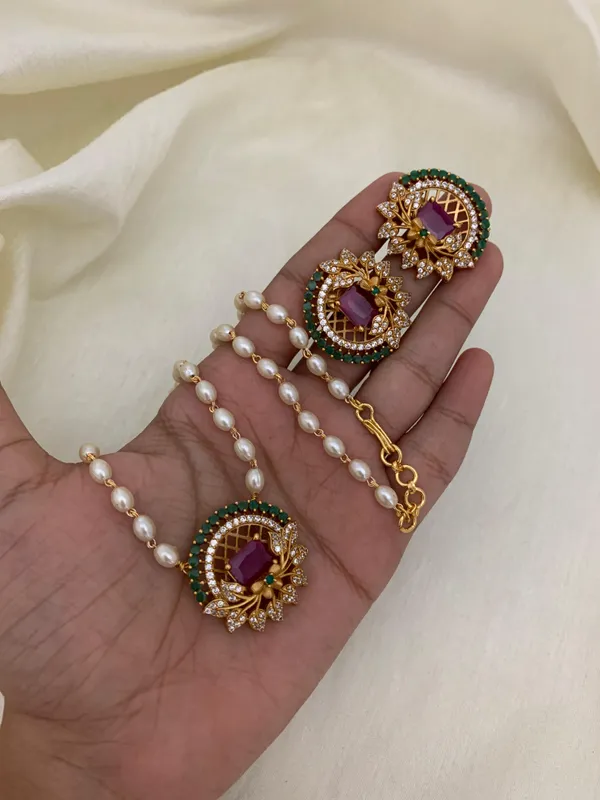 Trendy_Flower_Pendant_with_Pearl_Mala_set