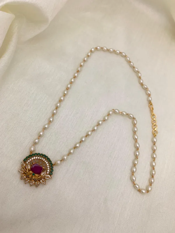 Latest_Flower_design_Single_line_Pearl_Necklace