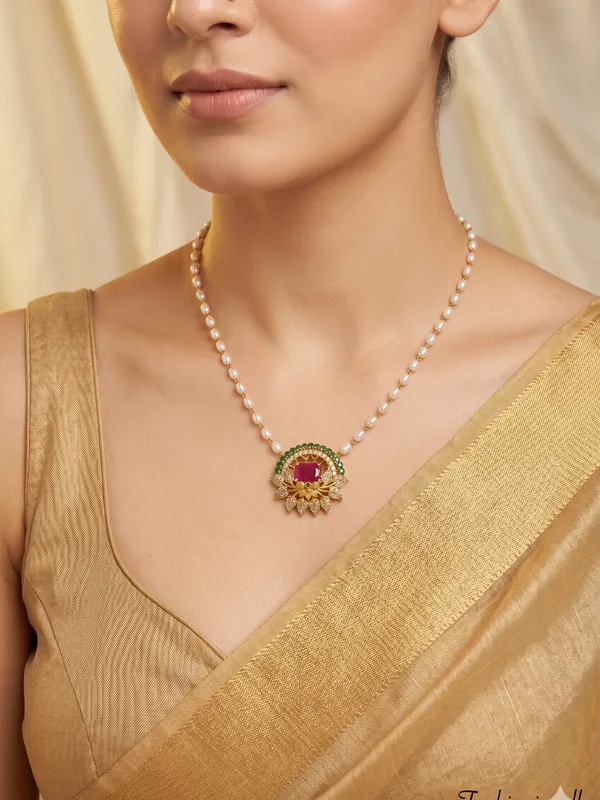 Latest_Flower_design_Single_line_Pearl_Necklace