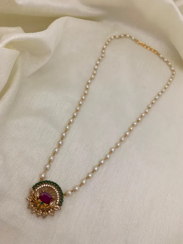Latest_Flower_design_Single_line_Pearl_Necklace