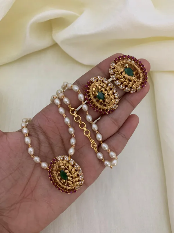 Exclusive_Leaf_Pendant_with_Pearl_Mala_set