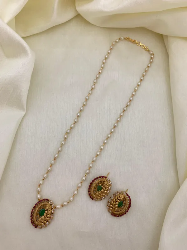 Exclusive_Leaf_Pendant_with_Pearl_Mala_set