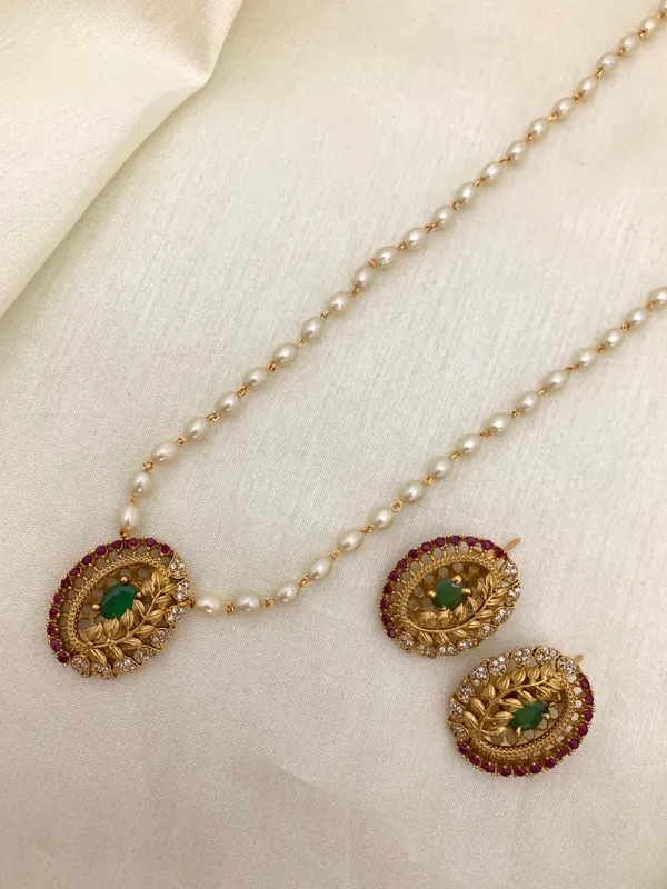 Exclusive_Leaf_Pendant_with_Pearl_Mala_set