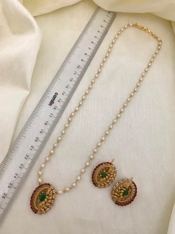 Exclusive_Leaf_Pendant_with_Pearl_Mala_set