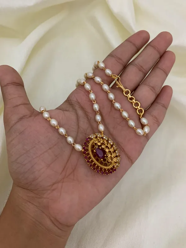 Leaf_design_Single_line_Pearl_Necklace