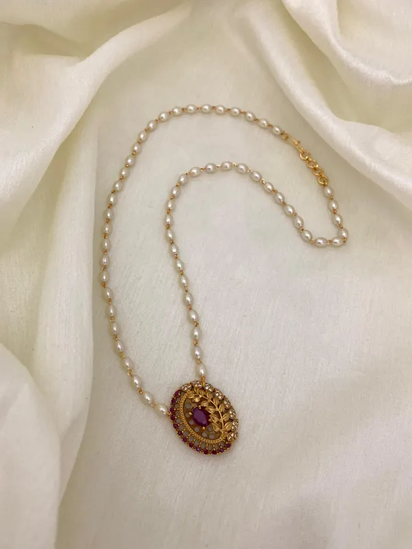 Leaf_design_Single_line_Pearl_Necklace