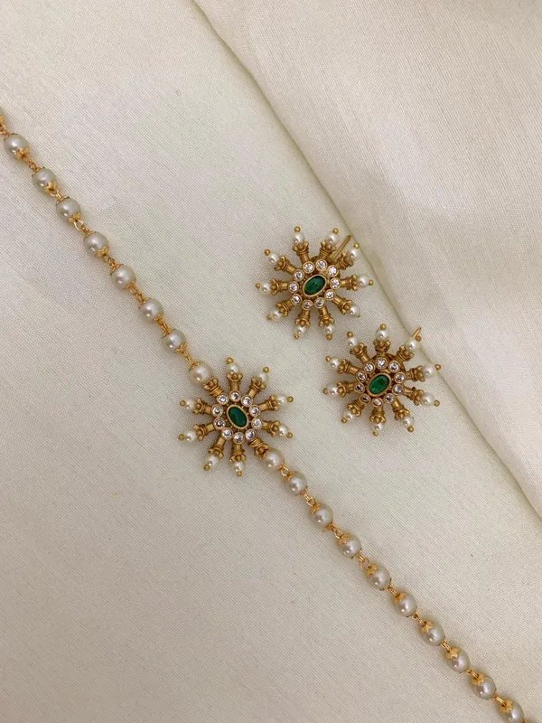 Premium_Pendant_with_single_pearl_line_High_raise_Choker_set