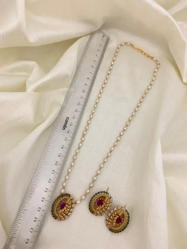 Exclusive_Leaf_Pendant_with_Pearl_Mala_set