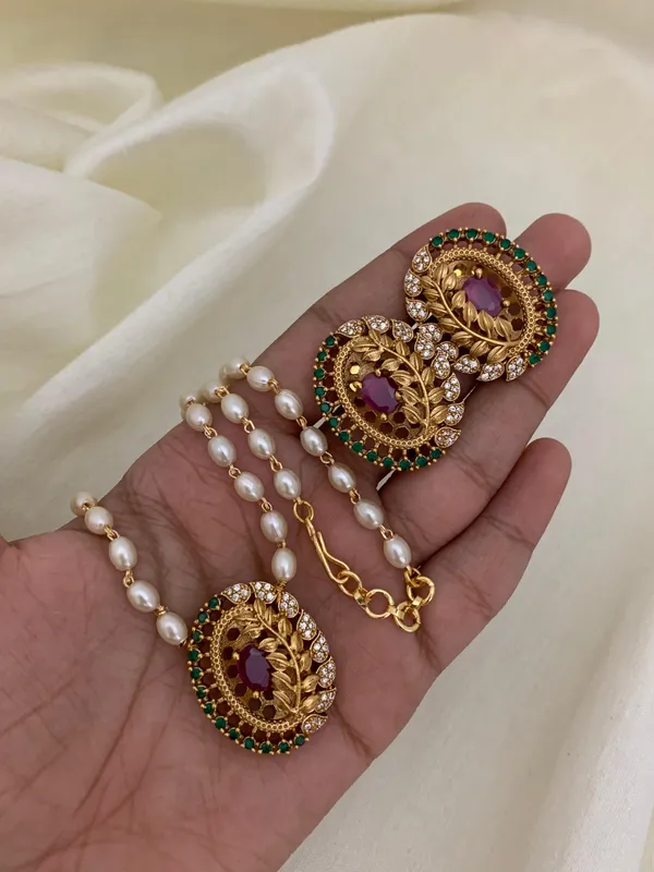 Exclusive_Leaf_Pendant_with_Pearl_Mala_set