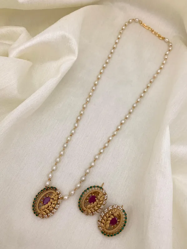 Exclusive_Leaf_Pendant_with_Pearl_Mala_set