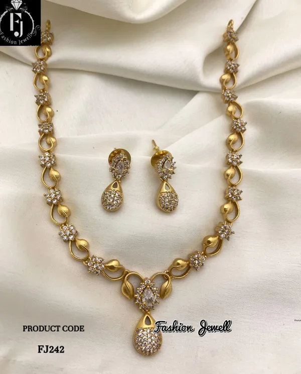 Simple_&_Elegant_Delicate_Ad_Matte_Necklace_set