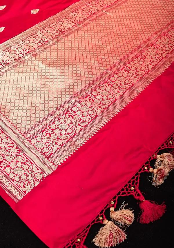 Pink_Soft_Cotton_Saree_With_Unstitched_Blouse_For_Women