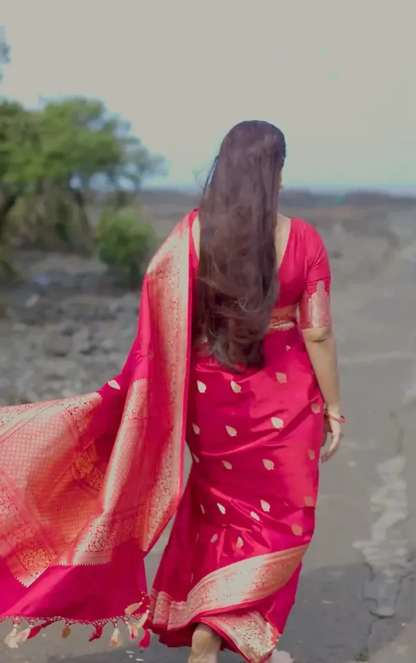 Pink_Soft_Cotton_Saree_With_Unstitched_Blouse_For_Women