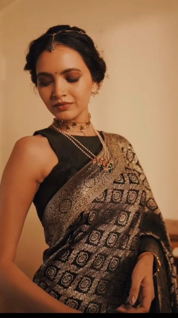 Black_Soft_Cotton_Saree_With_Unstitched_Blouse_For_Women
