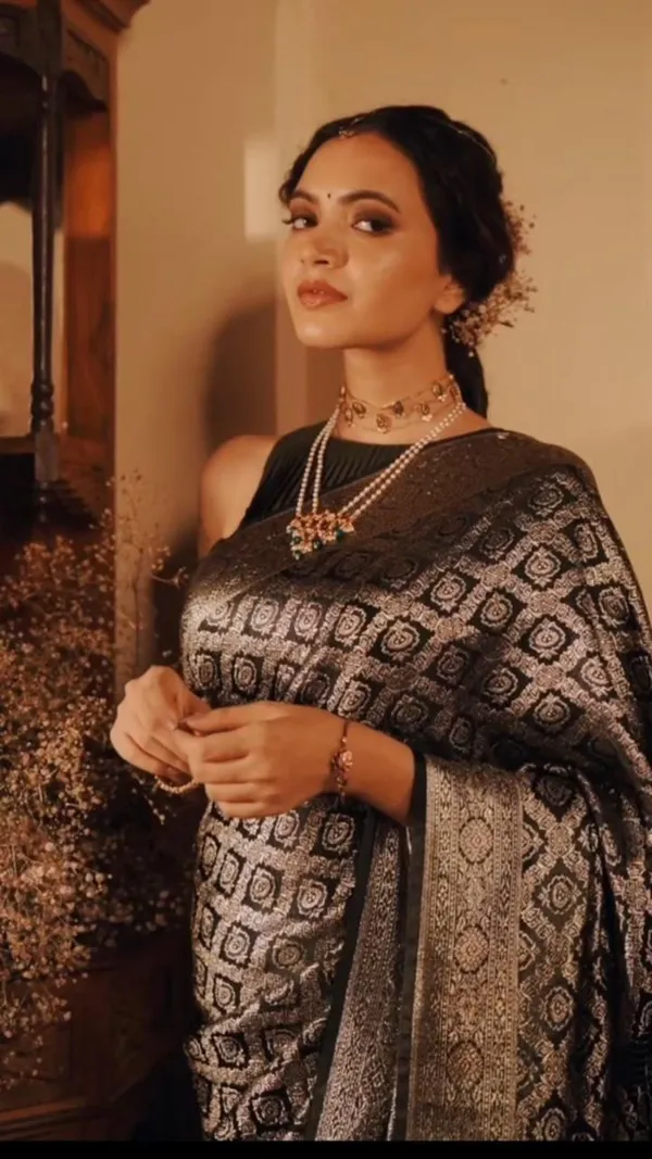 Black_Soft_Cotton_Saree_With_Unstitched_Blouse_For_Women
