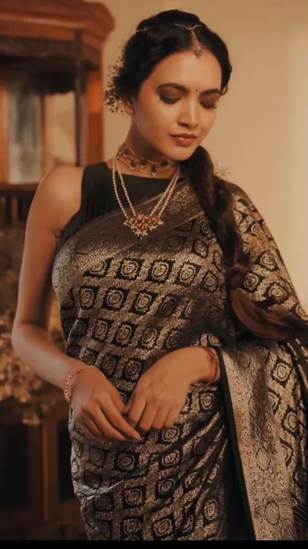 Black_Soft_Cotton_Saree_With_Unstitched_Blouse_For_Women