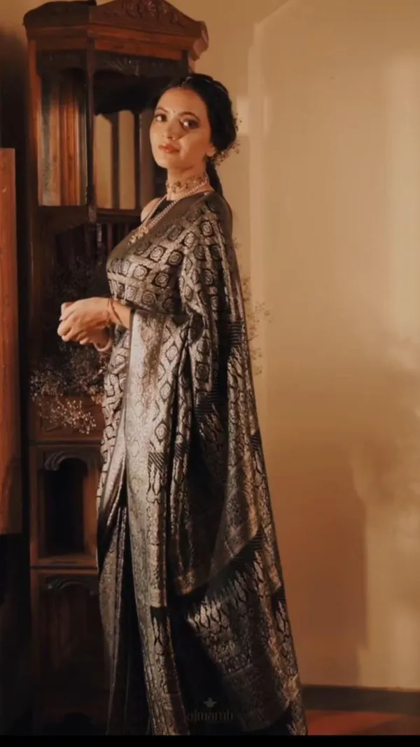 Black_Soft_Cotton_Saree_With_Unstitched_Blouse_For_Women