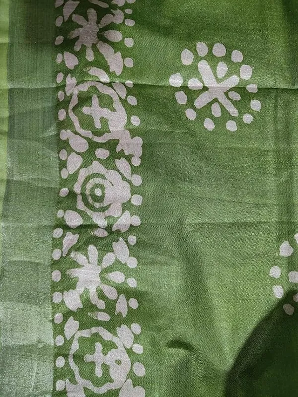 Green_Silver_Zari_Border_Cotton_Linen_Saree_With_Hand_Batique_Print_Unstitched_Running_Blouse_Piece_For_Women