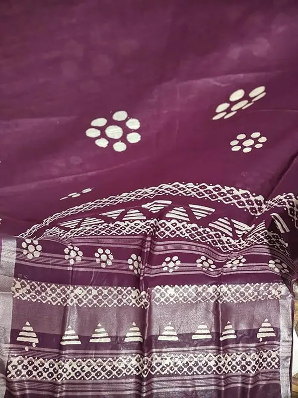 Megenta_Silver_Zari_Border_Cotton_Linen_Saree_With_Hand_Batique_Print_Unstitched_Running_Blouse_Piece_For_Women