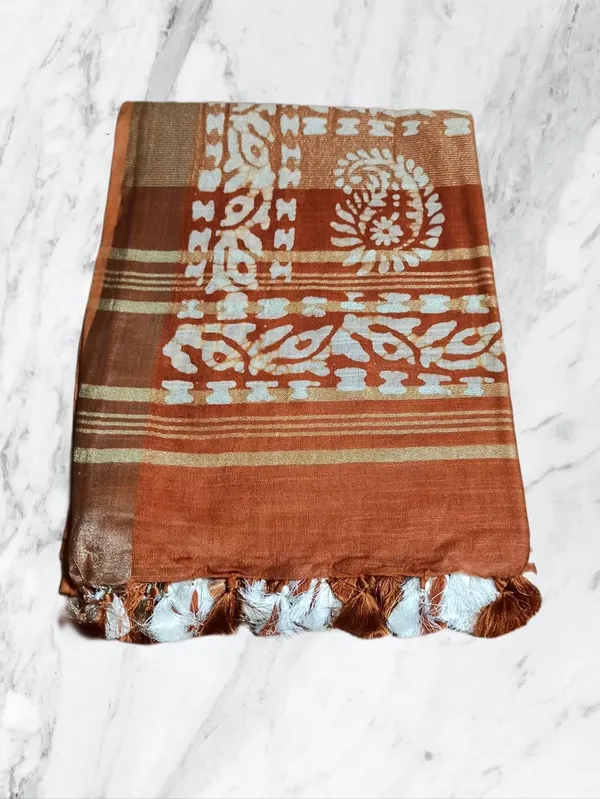 Rust_Batik_Print_Linen_Slub_Saree_With_Runnig_Blouse_Piece_For_Women