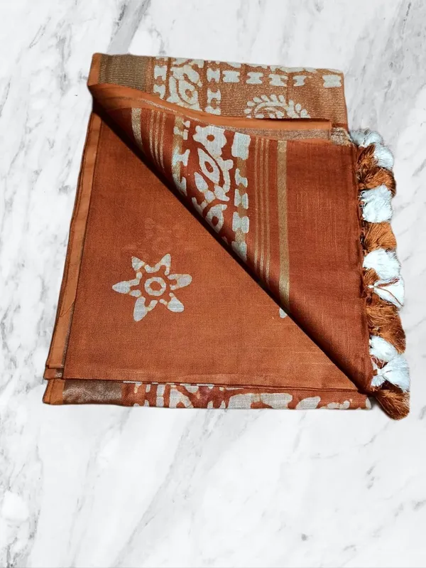Rust_Batik_Print_Linen_Slub_Saree_With_Runnig_Blouse_Piece_For_Women