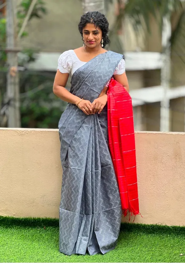 Women's_Handwoven_Threads_Weaving_Semi_Tussar_Soft_Silk_Saree_With_Atteched_Blouse_Piece_Free_Size