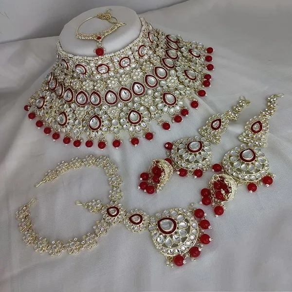 Exquisite_Kundan_Bridal_Set_with_Maang_Tikka_and_Earrings.