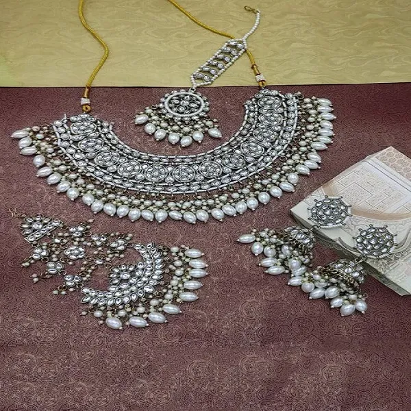 FASHION_Exquisite_Mehndi_polish_Kundan_Bridal_Set_with_Maang_Tikka_and_Earrings.