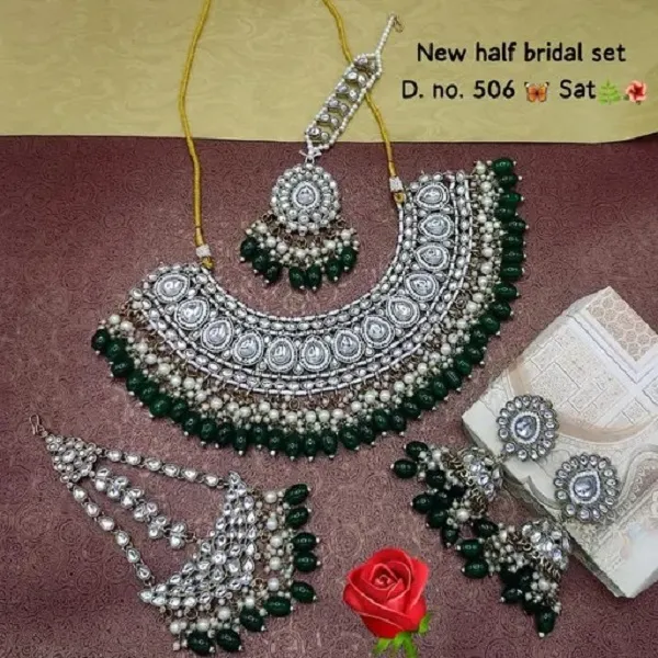 FASHION_Exquisite_White_Kundan_Bridal_Set_with_Maang_Tikka_and_Earrings.