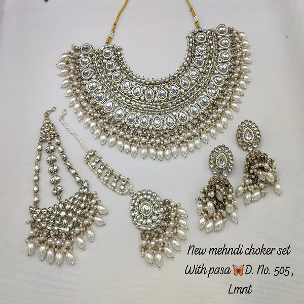 Gold-Plated_Stone-Studded_&_Beaded_Jewellery_Set