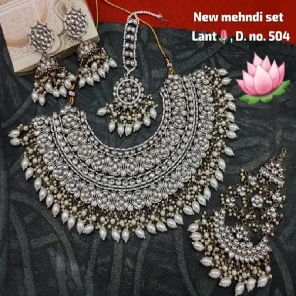 Gold-Plated_Stone-Studded_&_Beaded_Jewellery_Set