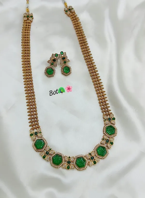 Padmawati_Bangles_Jewellery_Elegant_Ensemble_Pota_Stone_Necklace_Set