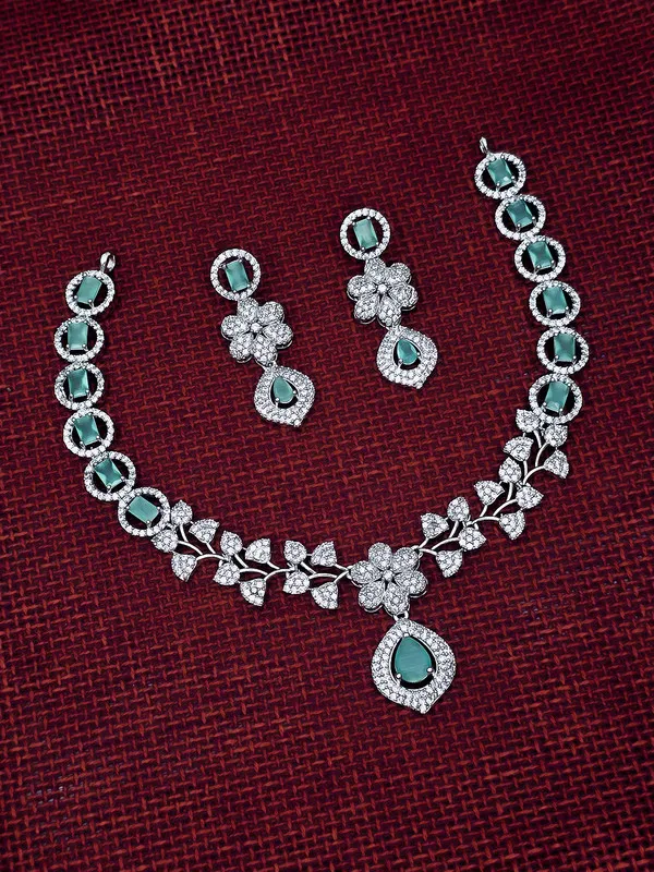 Emerald_Diamond_Necklace_and_Earrings